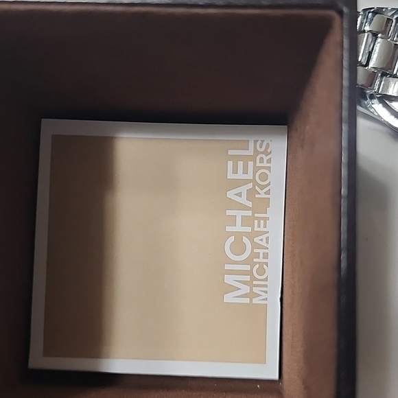 MICHAEL KORS MK WATCH RUNWAY FASHION SILVER STREAM HIGH POLISHED - Picture 5 of 5